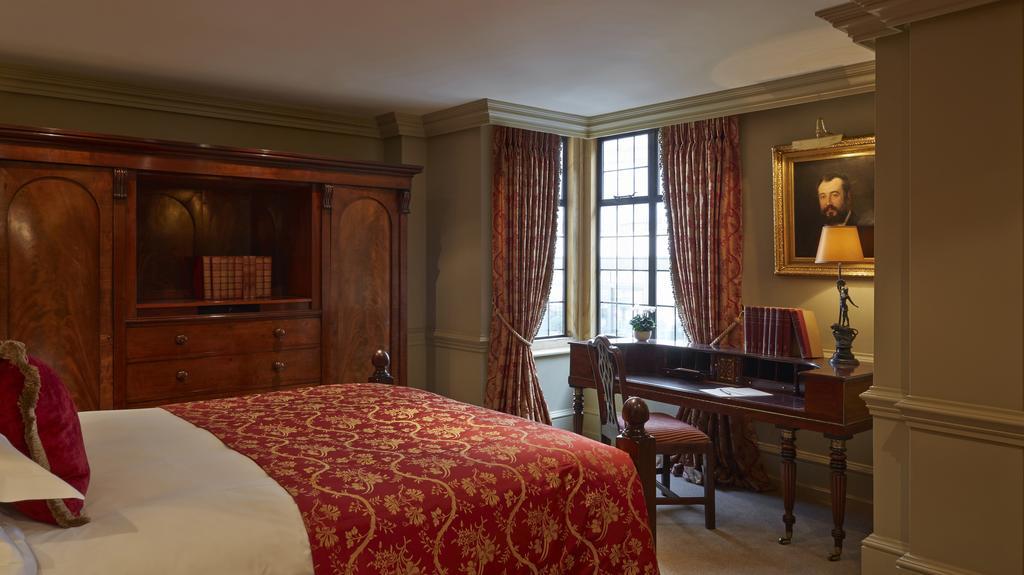 배티 랭글리스 호텔 런던 객실 사진 A bedroom at the hotel