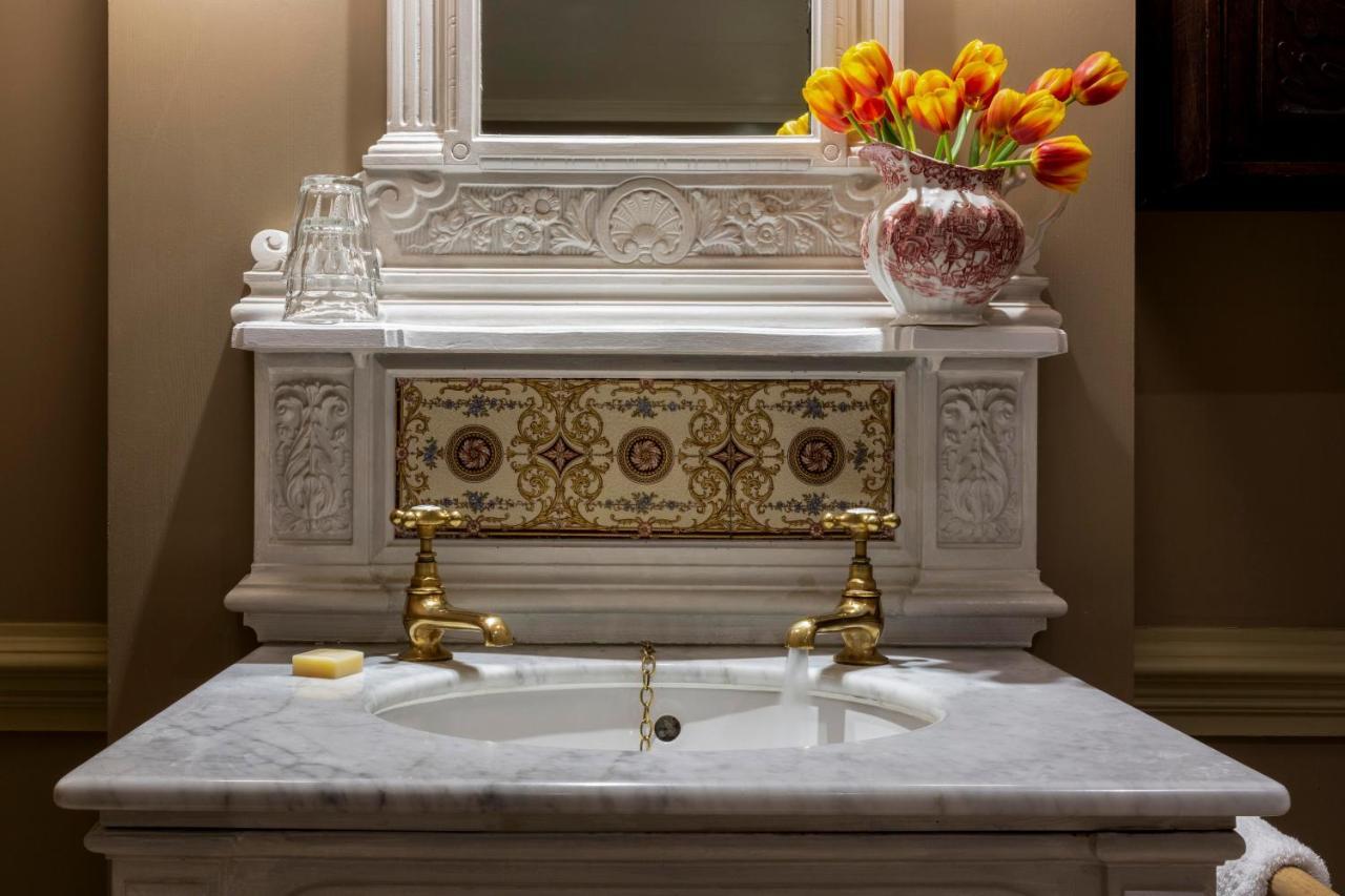 배티 랭글리스 호텔 런던 외부 사진 A marble sink