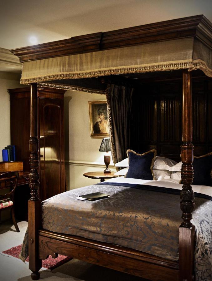 배티 랭글리스 호텔 런던 외부 사진 A bedroom at the hotel