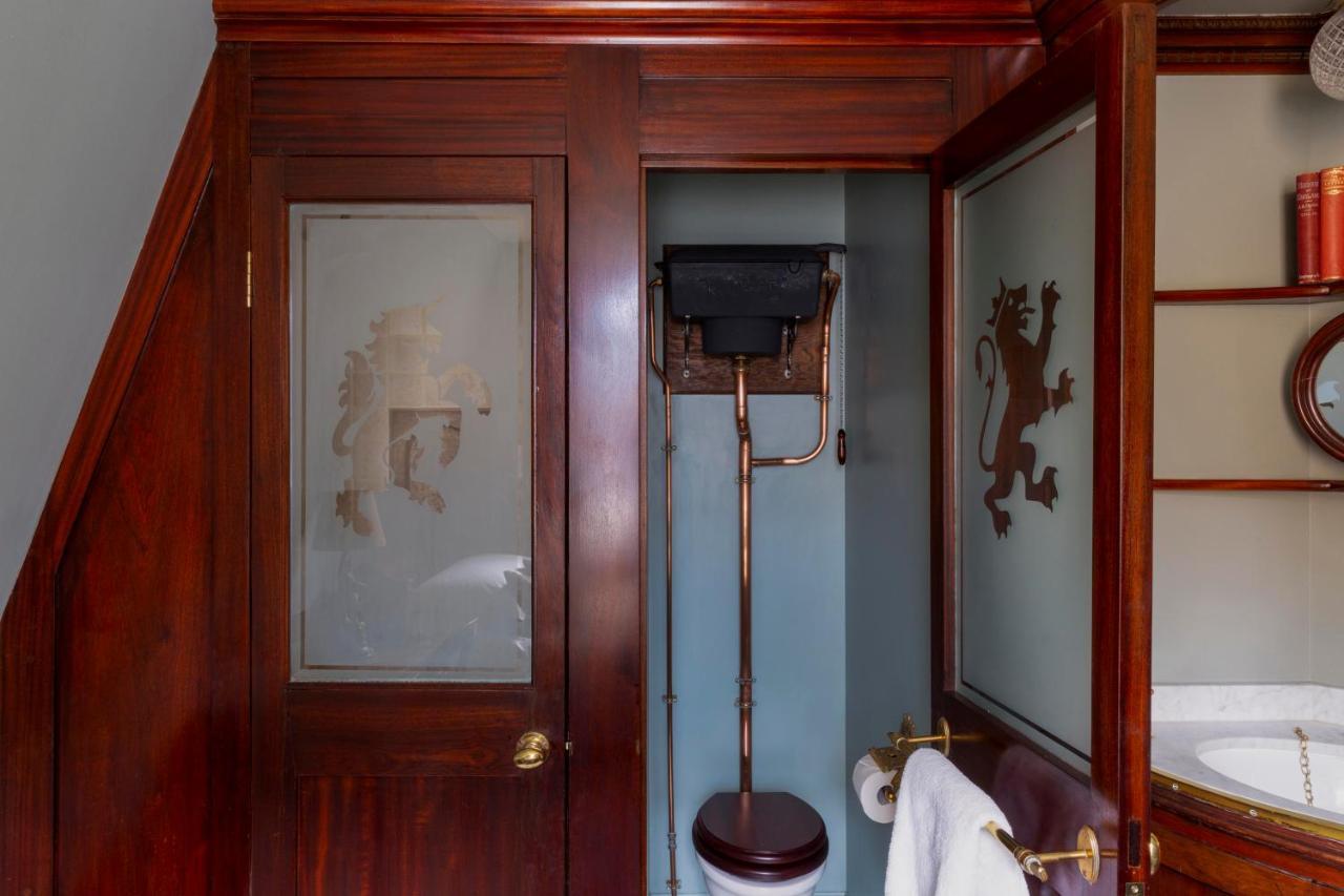 배티 랭글리스 호텔 런던 외부 사진 A toilet in the bathroom of the 1907 house