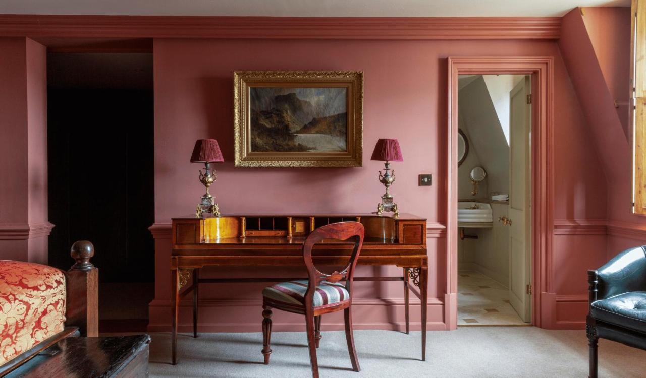 배티 랭글리스 호텔 런던 외부 사진 A room painted in Farrow & Ball's Red Carmine