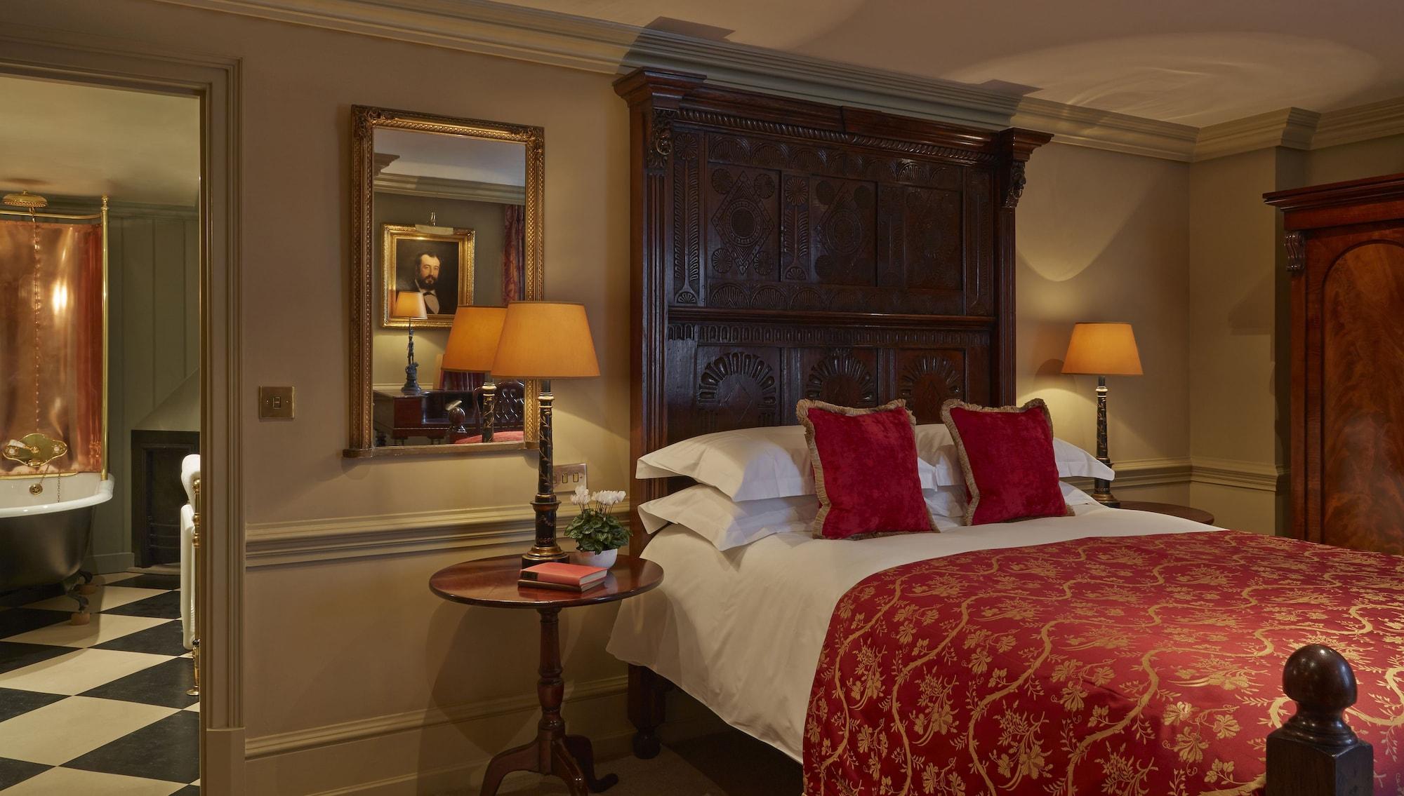 배티 랭글리스 호텔 런던 외부 사진 A bedroom at the hotel