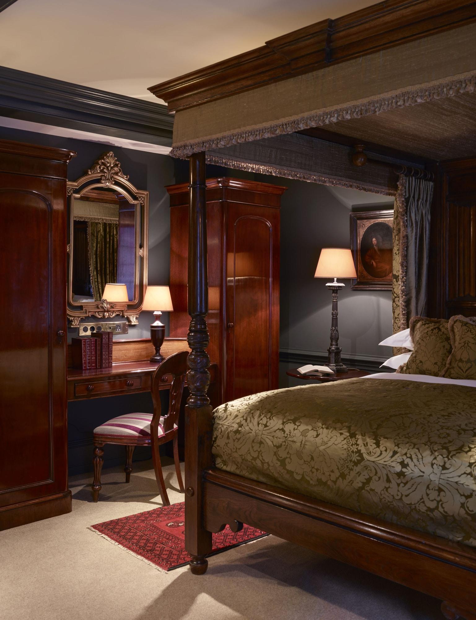배티 랭글리스 호텔 런던 외부 사진 A bedroom at the hotel